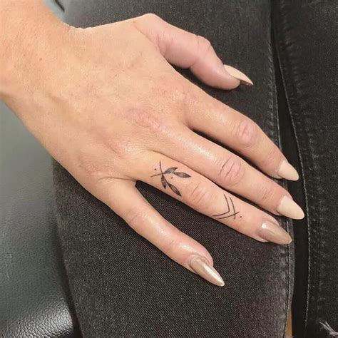 tatuaje en dedos mujer|Tatuajes en dedos para mujeres: elegantes y con un。